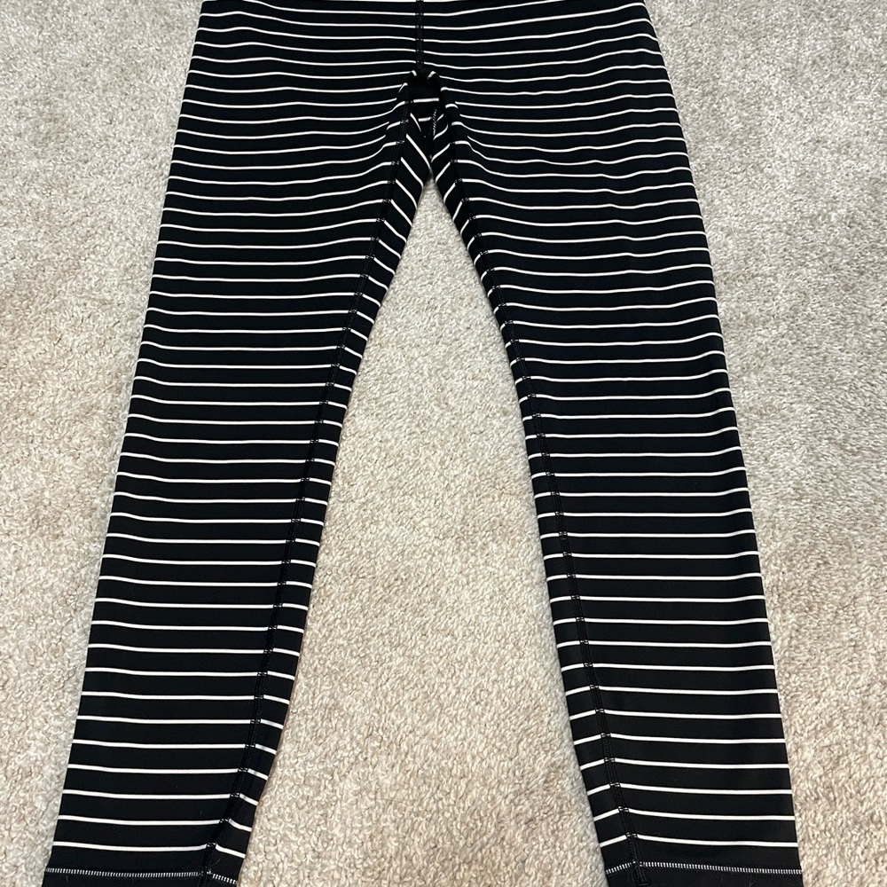 GapFit Striped Black and White Cropped Leggings-Medium